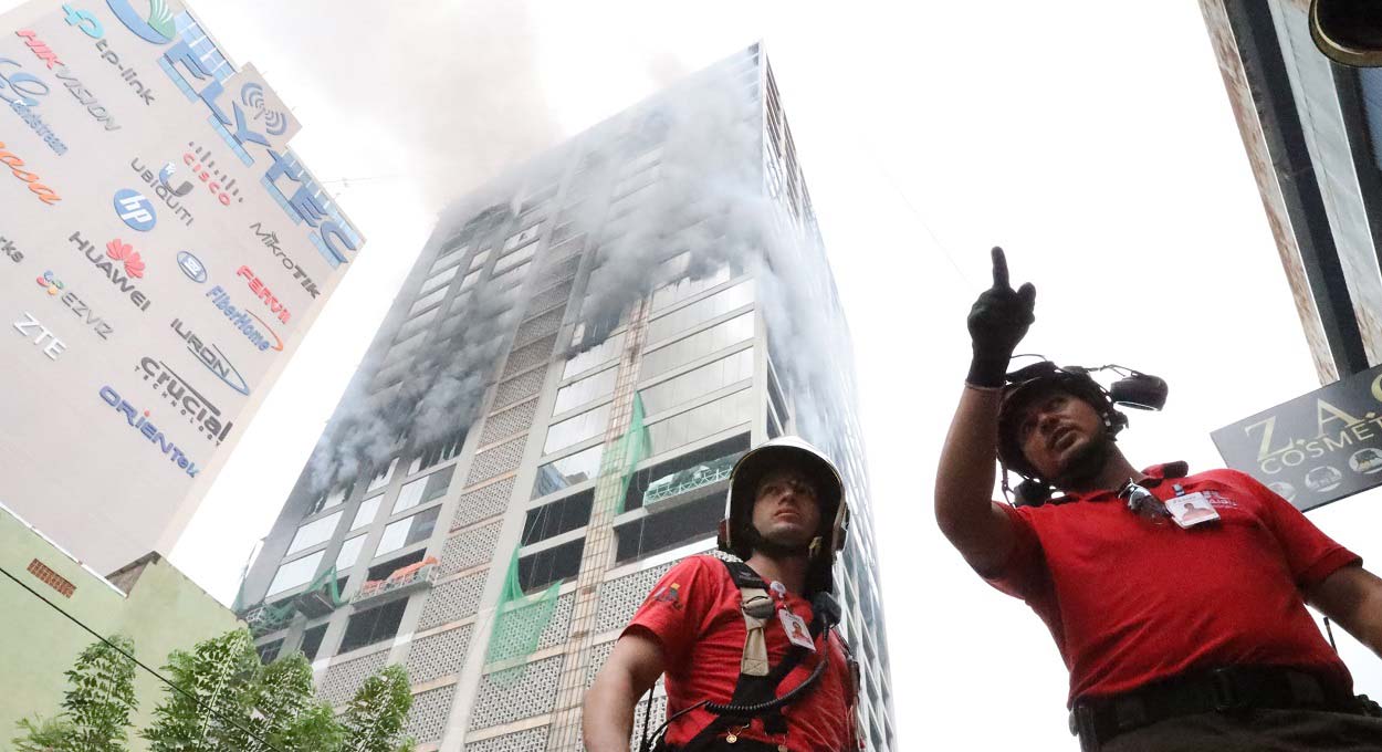Incêndio em prédio no Paraguai continua pelo quarto dia