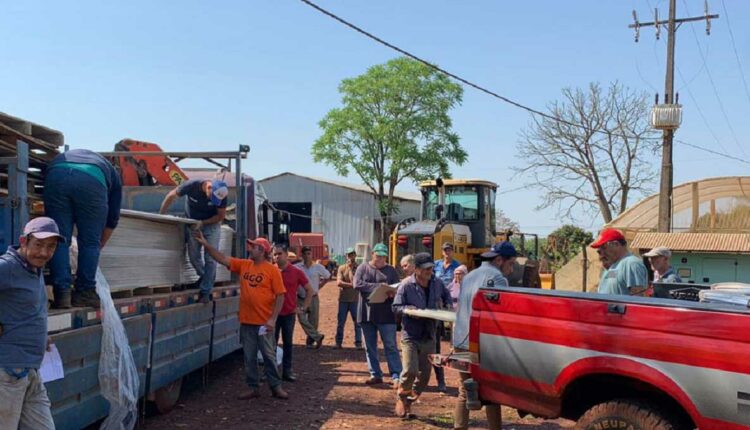 No temporal de agosto de 2023, telhas foram distribuídas aos moradores afetados. Foto: Gentileza/Prefeitura de Naranjal (Arquivo)