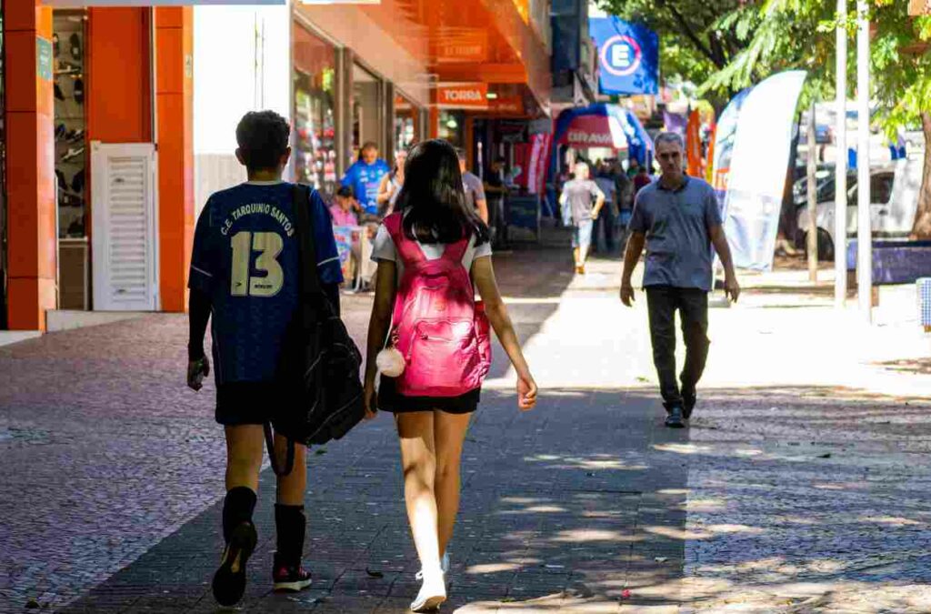 De caixa de loja a camareira, Foz do Iguaçu oferta 326 empregos