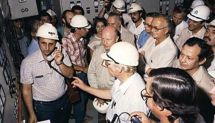 Ao telefone, Nascimento aguarda a autorização para o acionamento. Foto: Arquivo/Itaipu Binacional