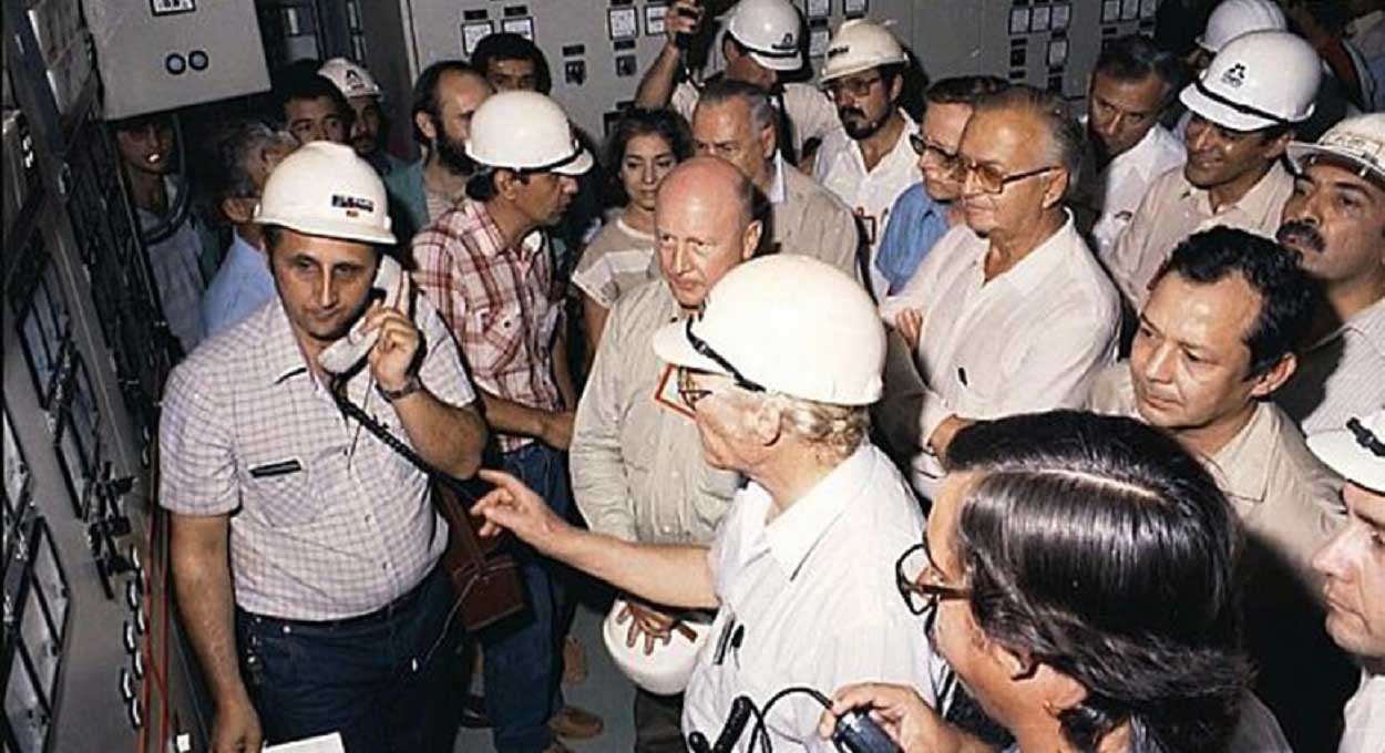 Ao telefone, Nascimento aguarda a autorização para o acionamento. Foto: Arquivo/Itaipu Binacional