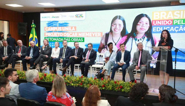 Diana Araujo Pereira, reitora da Unila, discursa durante o evento em Brasília. Foto: Assessoria/Unila