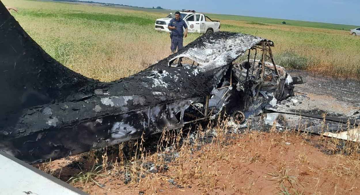 Avião é abandonado incendiado em plantação no Paraguai