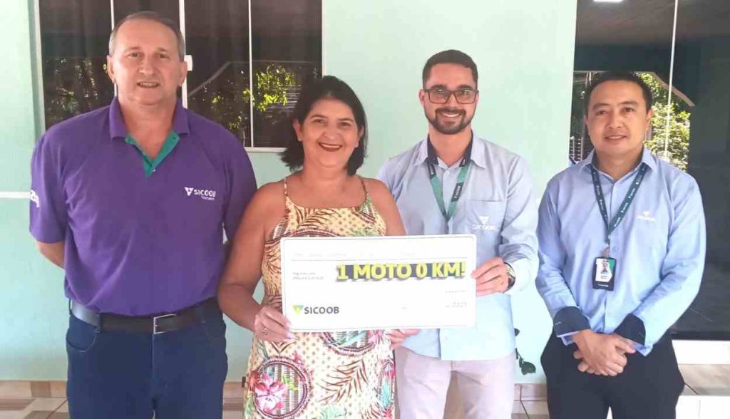 Comerciante de Foz do Iguaçu ganha moto de R$ 20 mil em sorteio do Sicoob