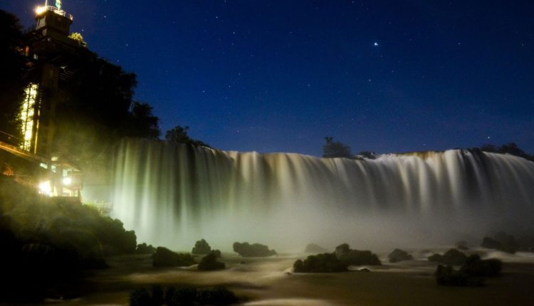 Sob a luz do luar ou das estrelas, paisagem ganha novos significados. Foto: Marcos Labanca