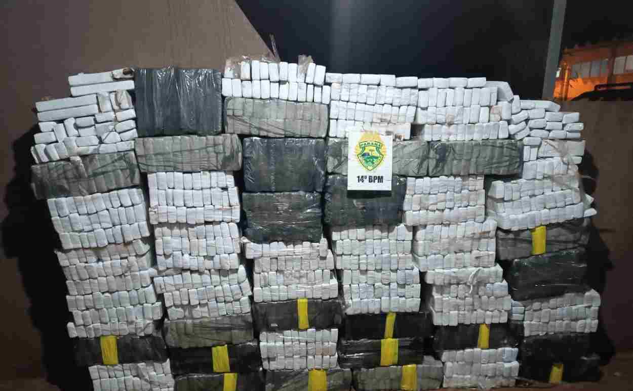 Motorista em fuga salta de carro em movimento com carga de maconha