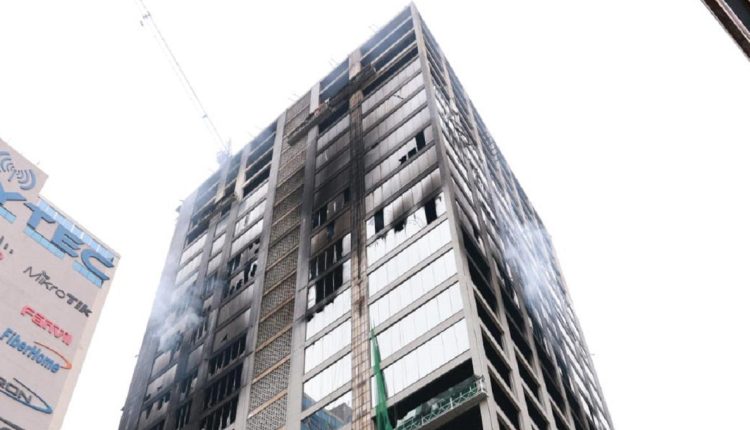 Incêndio no edifício de 25 andares demorou quase cinco dias para ser controlado. Foto: Gentileza/Prefeitura de Ciudad del Este