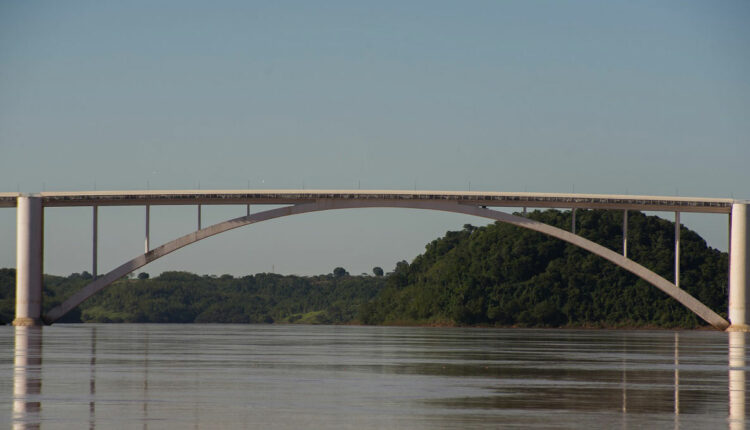 Rio Paraná e Ponte da Amizade, com a ilha Acaray ao fundo. Foto: Marcos Labanca/H2FOZ