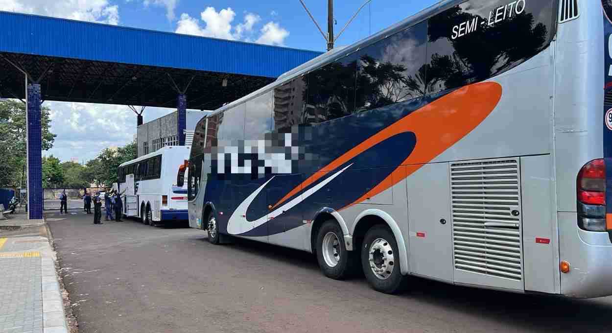 Fiscalização a dois ônibus retém meio milhão em mercadorias