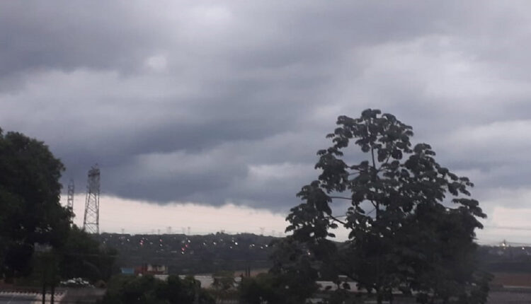 Céu na Região Norte de Foz do Iguaçu por volta das 6h40 desta segunda-feira (19). Foto: Guilherme Wojciechowski/H2FOZ