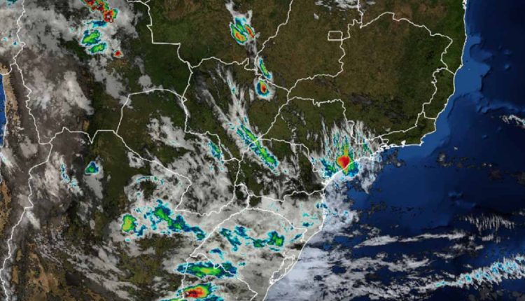 Registro do satélite GOES16 às 7h50 desta segunda-feira (26), compartilhado pelo Simepar