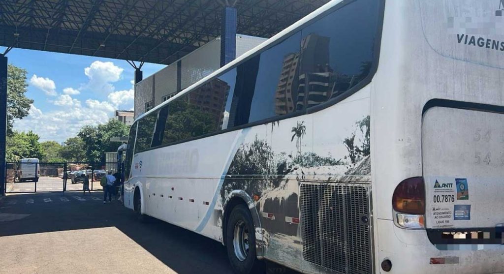 Fiscalização intercepta dois ônibus de turismo com R$ 450 mil em mercadorias
