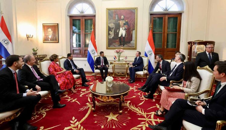 Cameron foi recebido no Palacio de López pelo presidente do Paraguai, Santiago Peña. Foto: Gentileza/Presidência do Paraguai