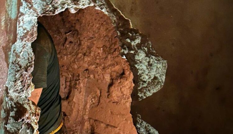 Túnel desembocou em um buraco na parede do cofre subterrâneo da associação. Foto: Gentileza/Ministério Público do Paraguai
