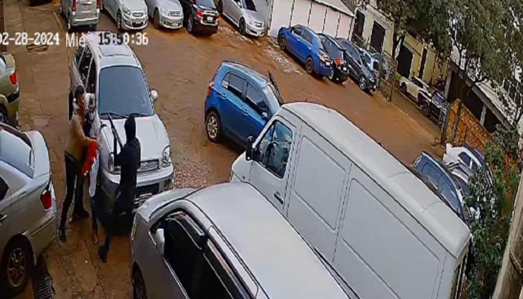 Na tarde de quarta-feira (28), um violento assalto foi registrado pelas câmeras de um estacionamento na área central de Ciudad del Este. Imagem: Reprodução/Câmeras de segurança