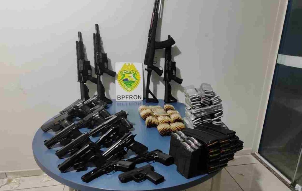 BPFron captura 4 fuzis, 16 pistolas e milhares de munições na fronteira
