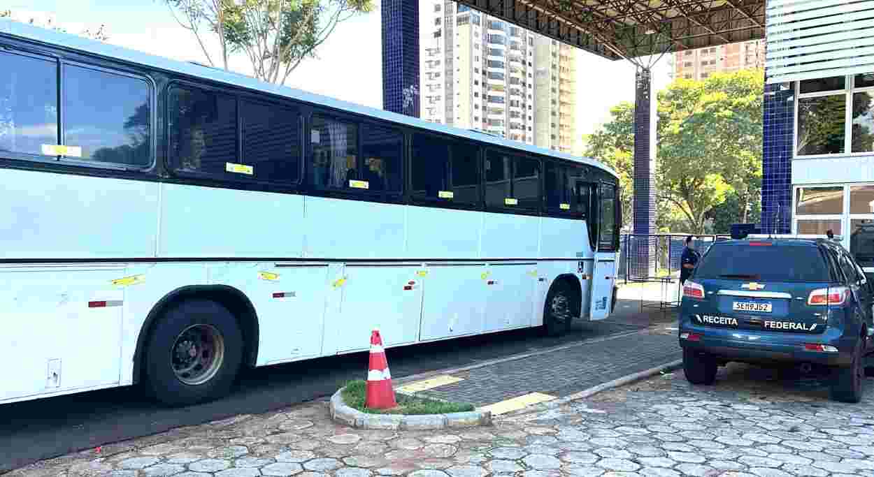 Ônibus de turismo ‘perde’ R$ 250 mil em mercadorias irregulares na BR-277