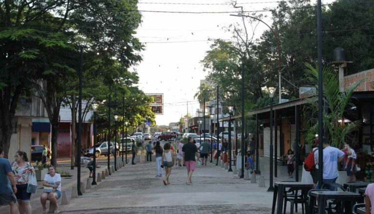 Avenida Brasil próximo à Feirinha de Puerto Iguazú. Foto: Gentileza/Prefeitura de Puerto Iguazú (Arquivo)