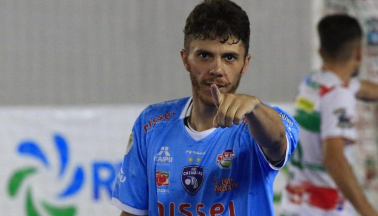 Com dois gols, Paulinho foi a figura da vitória do Foz Cataratas sobre o Missal Futsal, fora de casa, na última terça (27). Foto: Abel da Banca