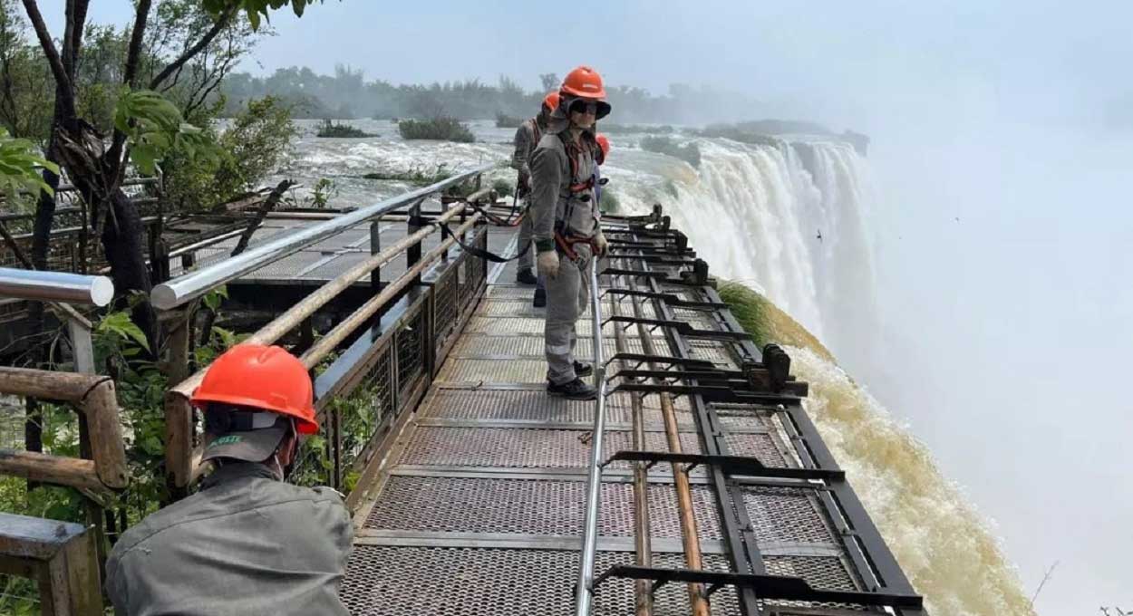 Reaberto em março de 2023, mirante voltou a ser interditado em outubro, devido à nova cheia do Rio Iguaçu. Foto: Gentileza/Parque Nacional Iguazú (Arquivo)