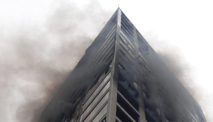 Apesar do susto, todos os trabalhadores foram resgatados e houve apenas danos materiais. Foto: Gentileza/Corpo de Bombeiros Voluntários de Ciudad del Este