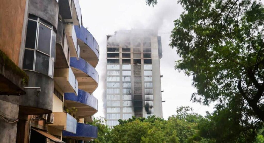 Incêndio em prédio de Ciudad del Este entra no terceiro dia