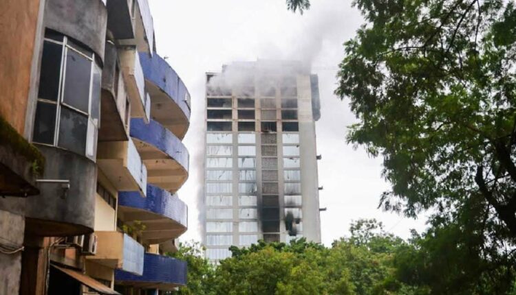 Altura e vento estão entre as principais dificuldades relatadas pelos bombeiros que trabalham no combate às chamas. Foto: Gentileza/Prefeitura de Ciudad del Este