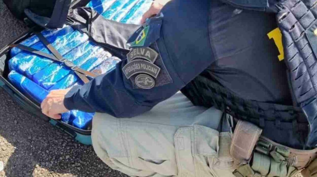 PRF captura mala recheada de droga com passageiro de app de caronas