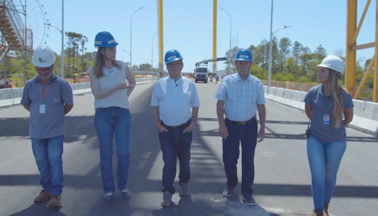 Operários que estiveram na construção da Ponte da Amizade conversaram com trabalhadores da nova ponte. Imagem: Reprodução/Izabelle Ferrari