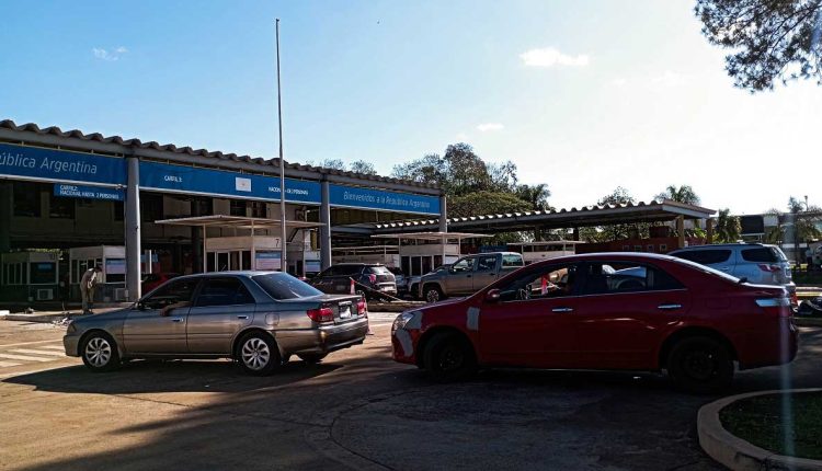 Fila na aduana de Puerto Iguazú, para entrada na Argentina. Foto: Marcos Labanca/H2FOZ (Arquivo)