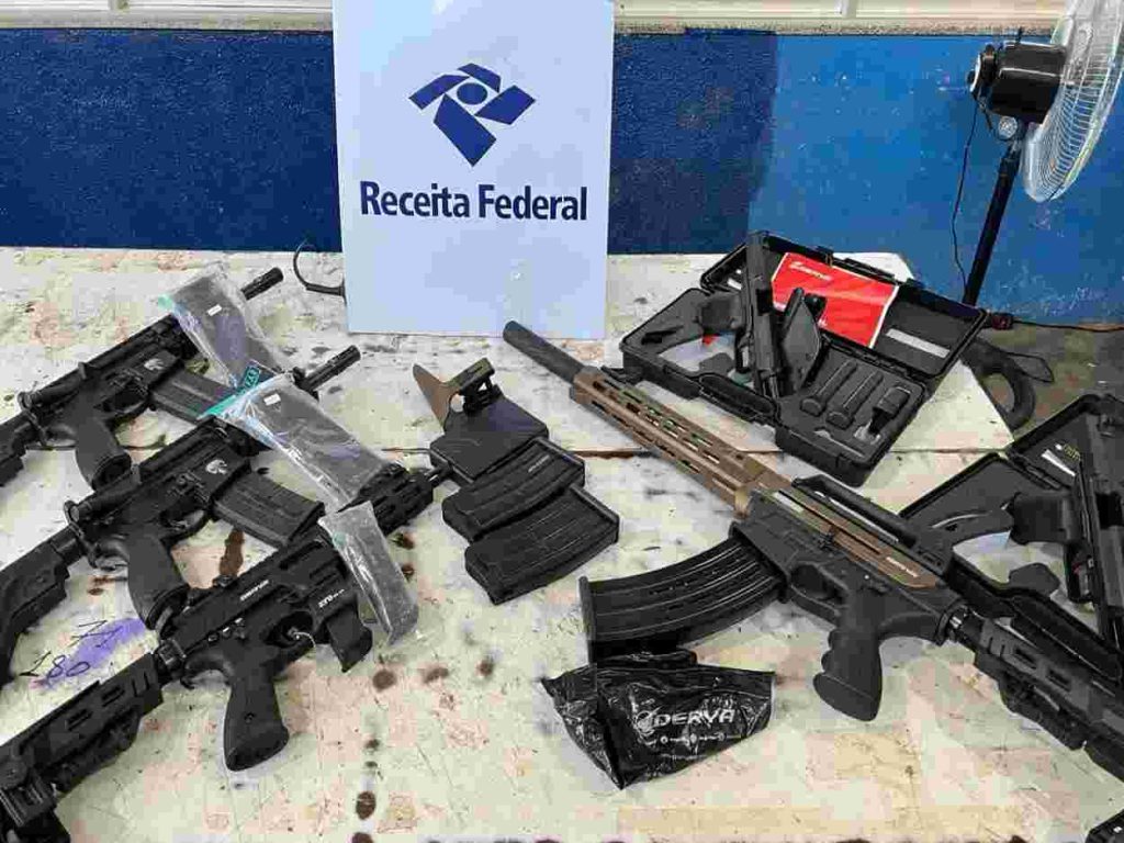 De fuzis a pistolas, ônibus retido na fronteira levava armas para o Rio Grande do Sul