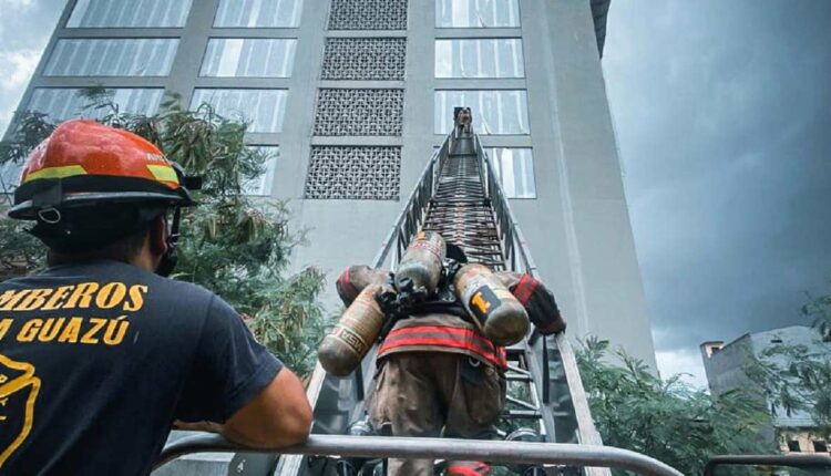 No auge da mobilização, mais de 150 bombeiros participaram do trabalho. Foto: Gentileza/Bomberos 1.ª Cia. "Bomba Asunción" - CBVP