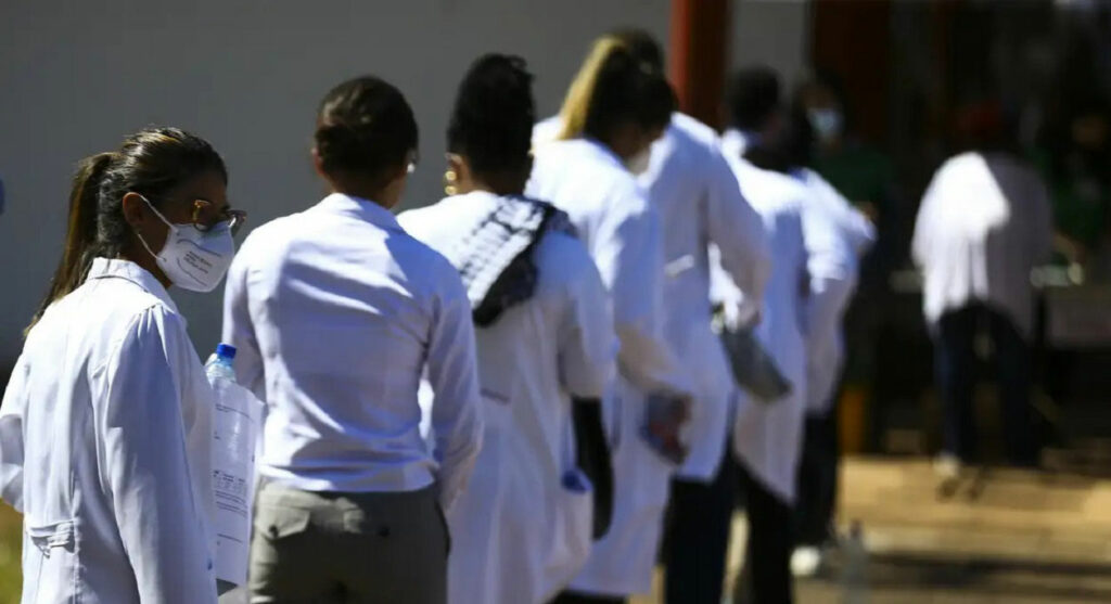 Unila abre processo seletivo para vagas na área da saúde