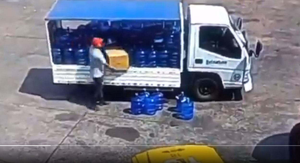 Caixas com o entorpecente estavam em meio a galões com água mineral. Imagem: Reprodução/Senad