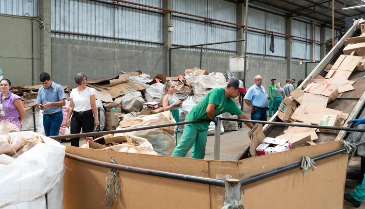 Gestores conheceram a UVR operada por uma associação de catadores de Santa Terezinha de Itaipu. Foto: Sara Cheida/Itaipu Binacional