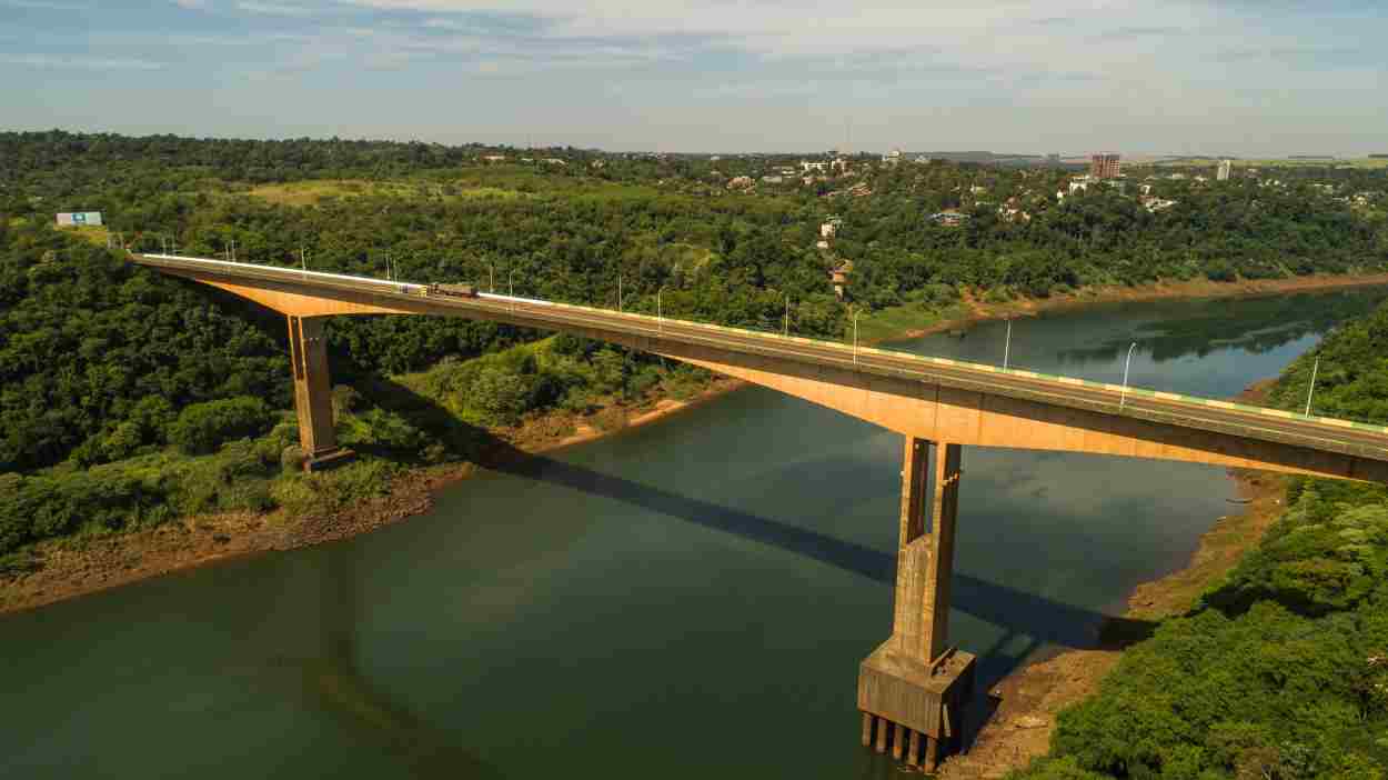 Puerto Iguazú promove evento de artesanato, música e folclore em praça pública