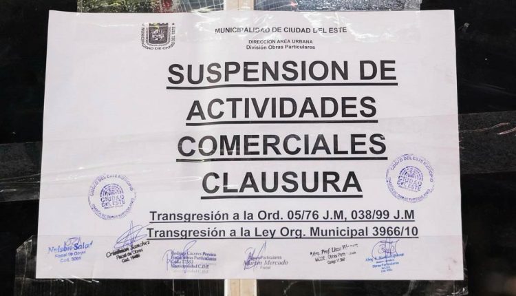 Cartaz informando sobre a suspensão das atividades comerciais. Foto: Gentileza/Prefeitura de Ciudad del Este