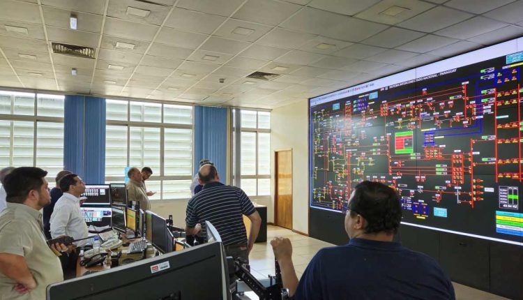 Engenheiros e técnicos da Ande monitoram situação das linhas de transmissão. Foto: Gentileza/Ande