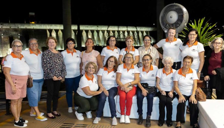 Passeio noturno na usina de Itaipu era inédito para a maioria das visitantes. Foto: Jean Pavão/Itaipu Binacional