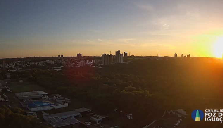 Nascer do sol captado pela câmera do canal SSC Foz do Iguaçu, que transmite imagens da cidade no YouTube, ao vivo, 24 horas por dia.