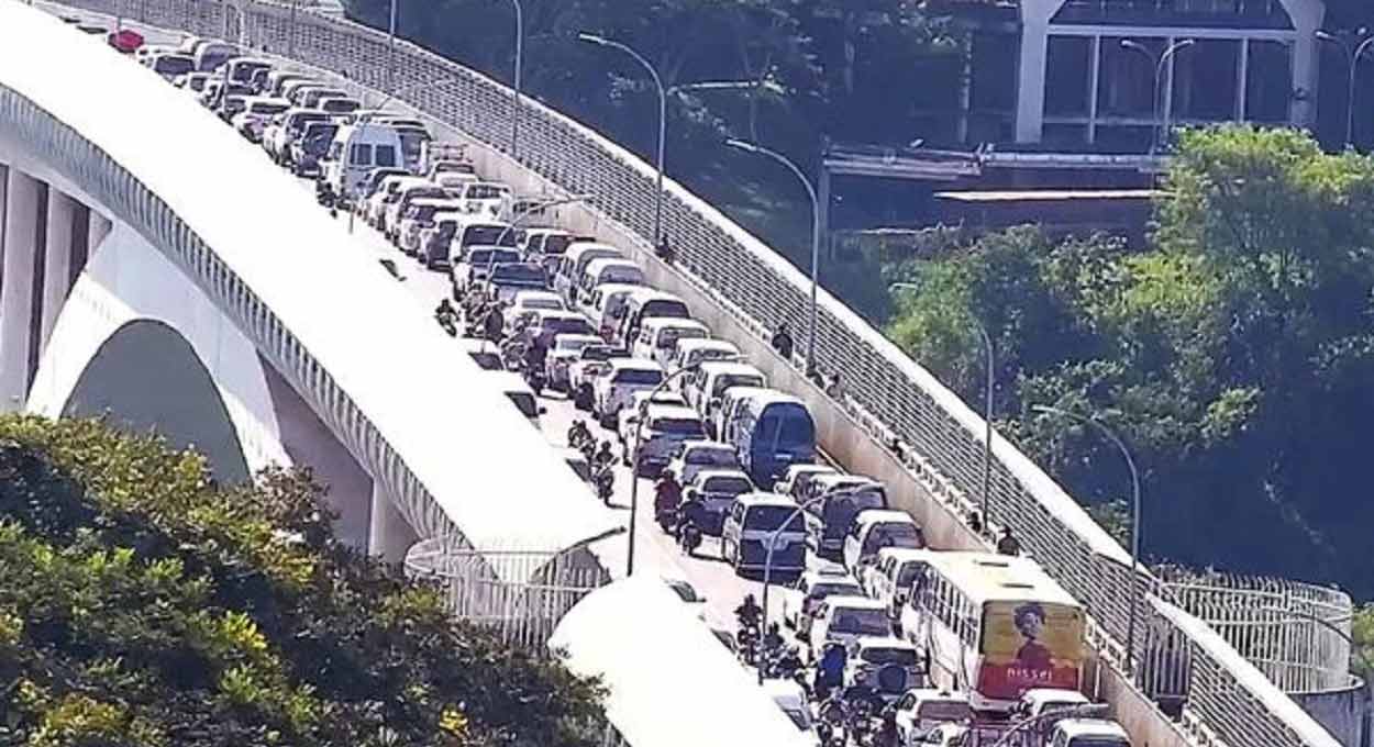 Sexta-feira de congestionamento quilométrico na Ponte da Amizade
