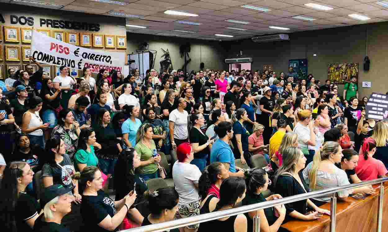 Professoras cobram da prefeitura pagamento de piso salarial