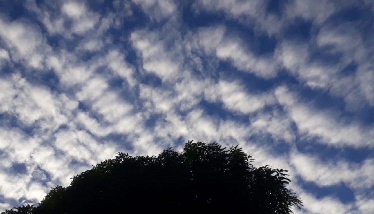 Panorama do céu na manhã desta sexta-feira (22) em Foz do Iguaçu. Foto: Guilherme Wojciechowski/H2FOZ
