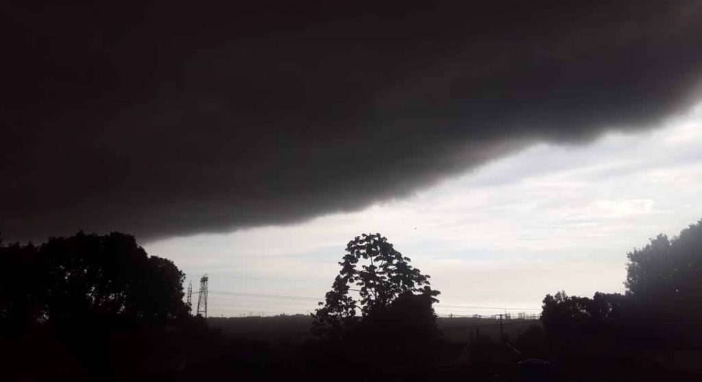 Temporal faz dia virar noite em Foz do Iguaçu