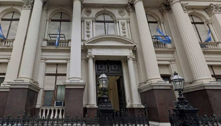 Fachada do Banco Central da República Argentina, que anunciou redução na taxa básica de juros no país. Imagem: Google Street View (Arquivo)