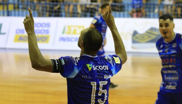 Artilheiro Lé comemora um de seus dois gols da noite no Ginásio Costa Cavalcanti. Foto: Jorge Augusto/Abel da Banca/Foz Cataratas Futsal