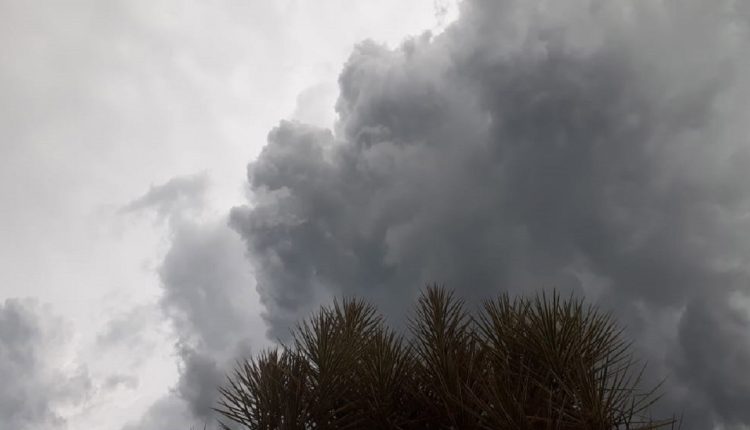 Nuvens pesadas pouco antes da chuva da tarde de domingo (3) em Foz do Iguaçu. Foto: Guilherme Wojciechowski/H2FOZ
