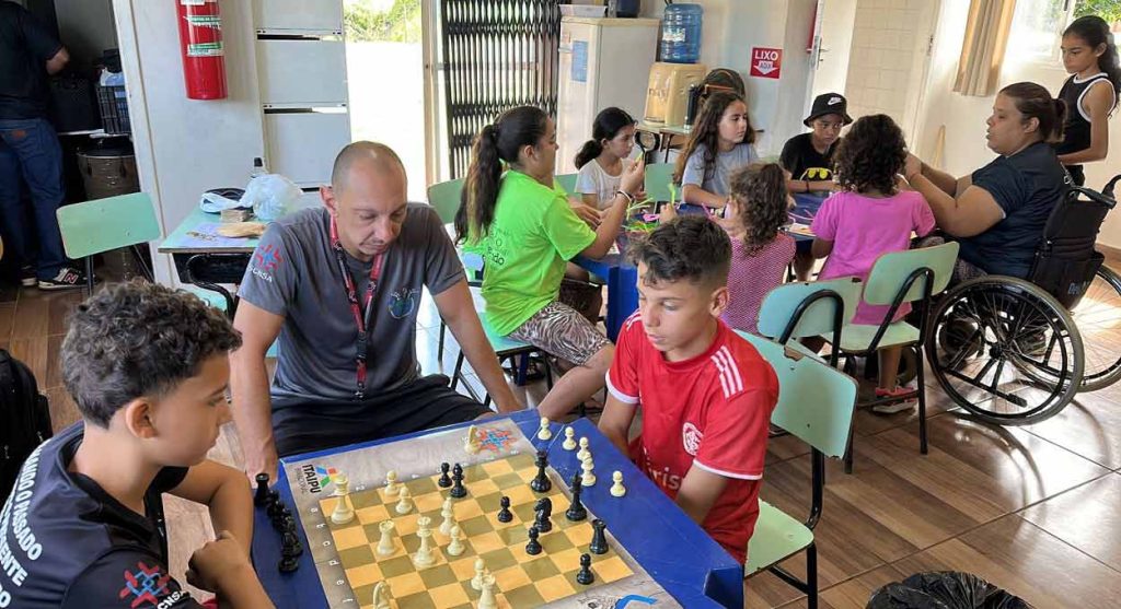 Projeto Xadrez para Todos incentiva prática do esporte em Foz do Iguaçu