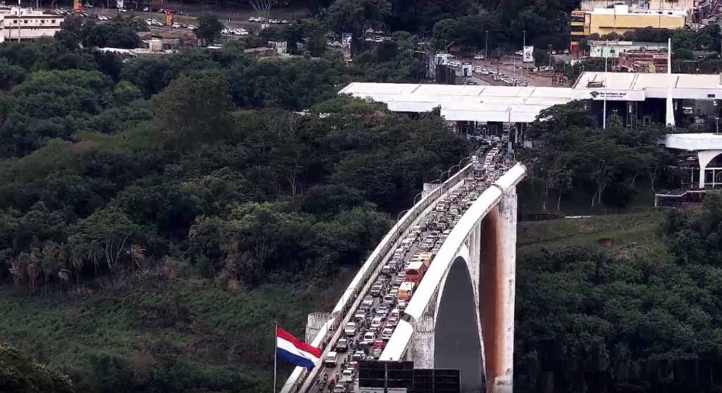 Taxistas do Paraguai protestam contra filas na Ponte da Amizade