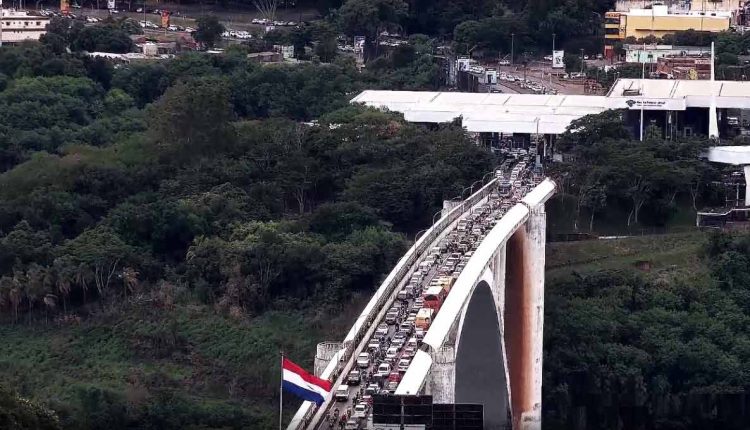 Fila na Ponte Internacional da Amizade nesta sexta-feira (9), no início da tarde. Imagem: Reprodução/Catve.com